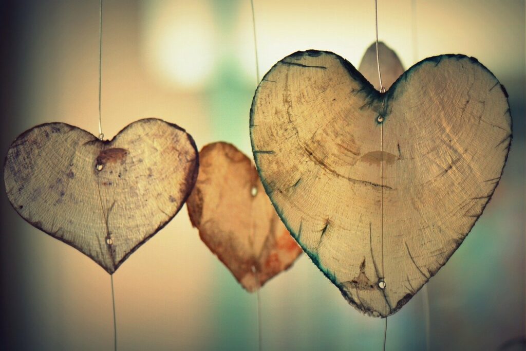 Herzen aus Holz Herzsymbole beim Chatten Farben Bedeutung