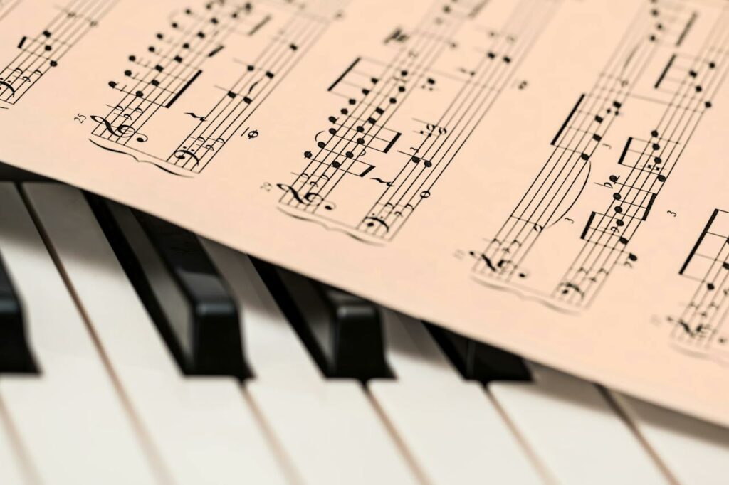 Notenblatt liegt auf Klavier Klavier sicher transportieren Wichtige Tipps