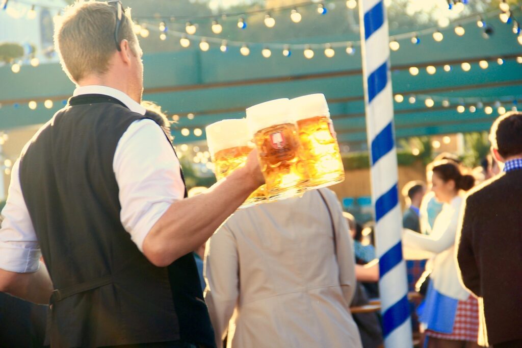 Oktoberfest Bier Kellner Auf dem Oktoberfest in München bezahlen Karte oder Bargeld