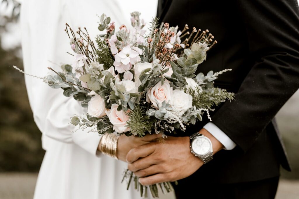 Hochzeitspaar Brautstrauß Kuss Tamada – Die Rolle in einer Hochzeitsfeier