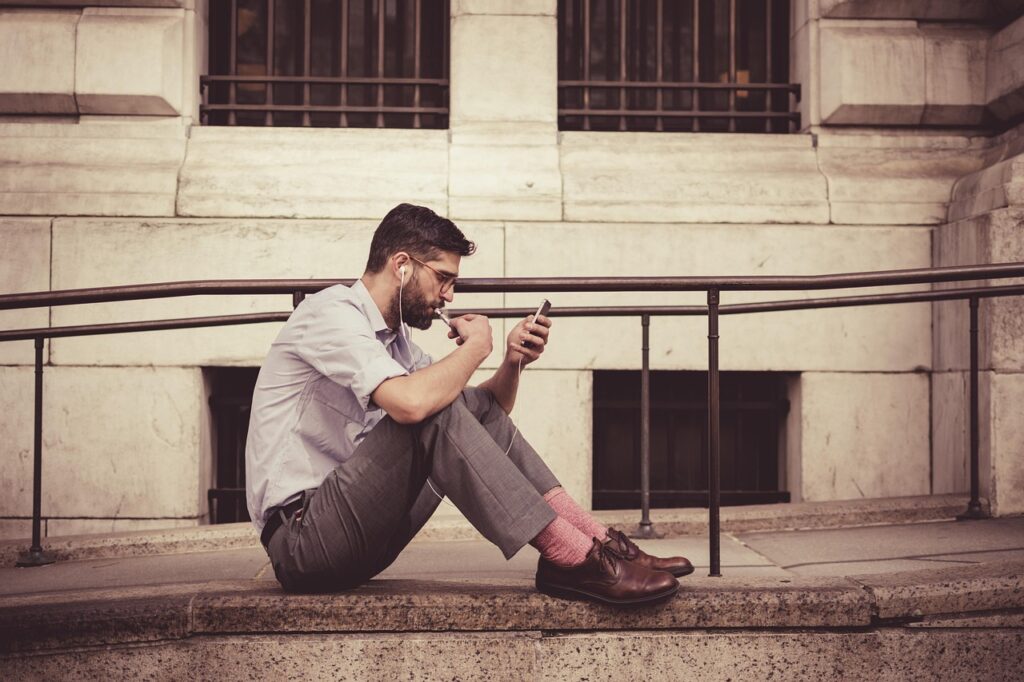 Mann Smartphone Social Media Marketing für Schauspieler – Sichtbarkeit gezielt steigern